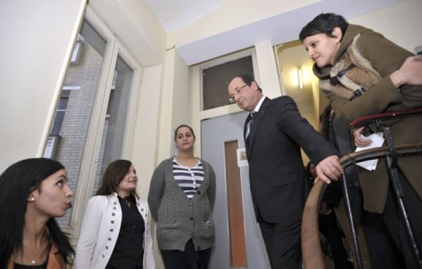 sem12novh-Z17-Francois-Hollande-foyer-femmes-battues-Paris.jpg