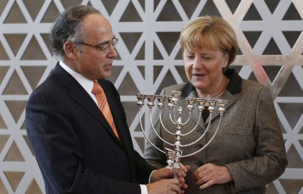 sem12novh-Z18-Angela-Merkel-recoit-menorah-des-juifs-allema.jpg
