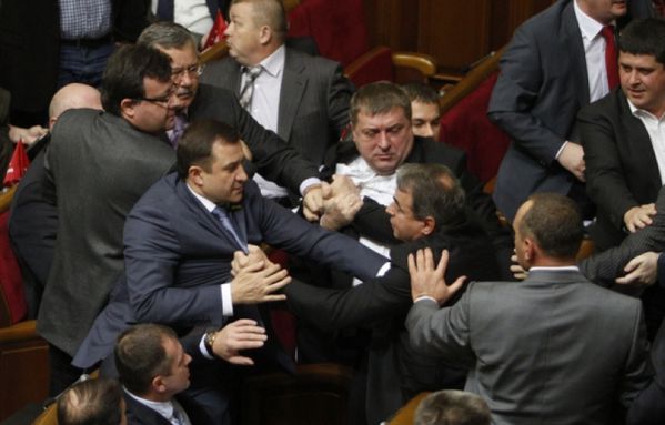 sem12decd-Z12-Ukraine-parlement-bagarre.jpg