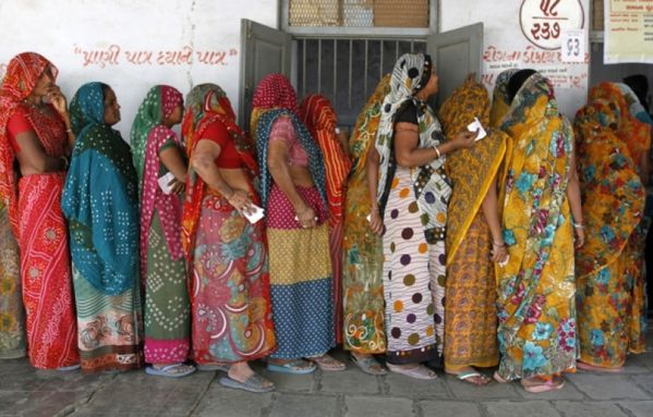 sem12decd-Z9-Attente-femmes-pour-voter-au-Gujarat-Inde.jpg