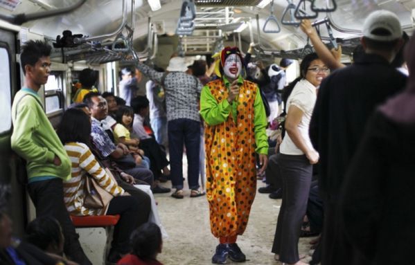 sem13janc-Z9-Hendri-le-clown-metro-Jakarta-Indonesie.jpg