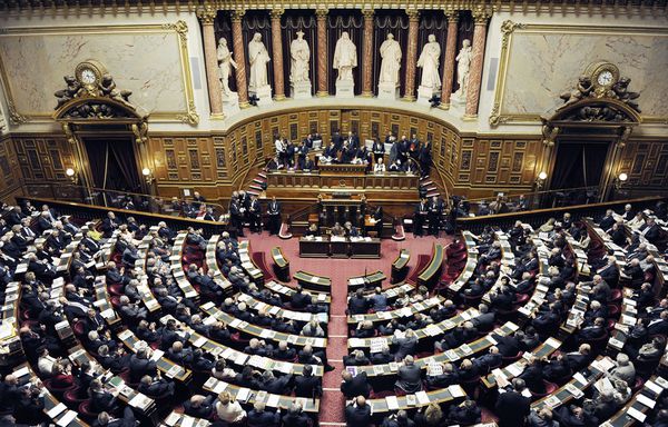 senat-france-retriates.jpg