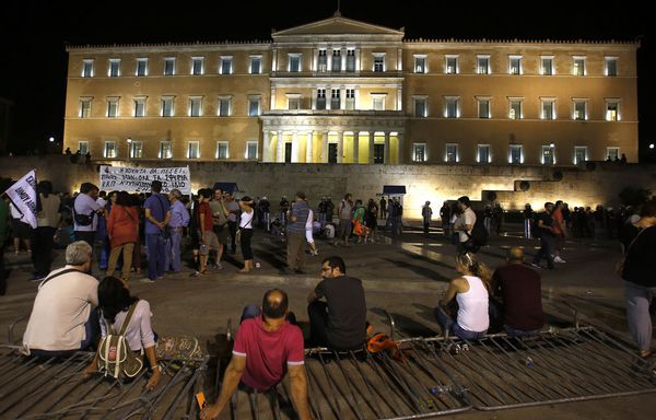 Grece-manifestation-devant-Parlement-Athenes.jpg