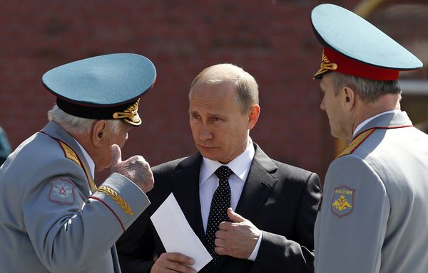 sem14maic-Z17-Vladimir-Poutine-present-ceremonies-du-debarq.jpg