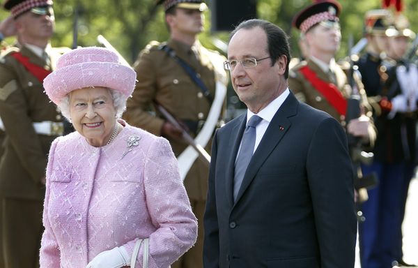 sem14juic-Z11-Elizabeth-II-depot-gerbe-soldat-inconnu.jpg