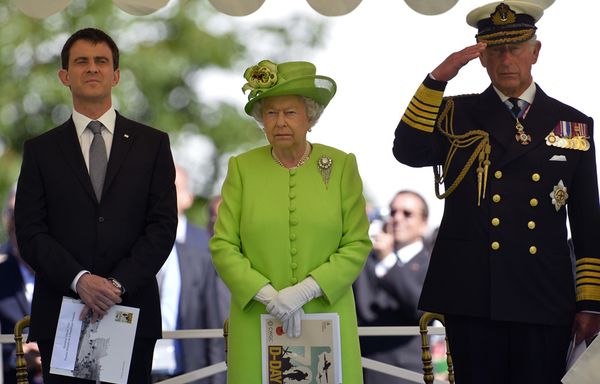 sem14juic-Z12-Elizabeth-II-tenue-verte-en-Normandie.jpg