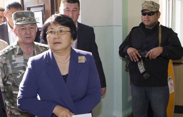sem52-Z16-presidente-par-interim-du-Kirghizistan-Roza-Otunb.jpg