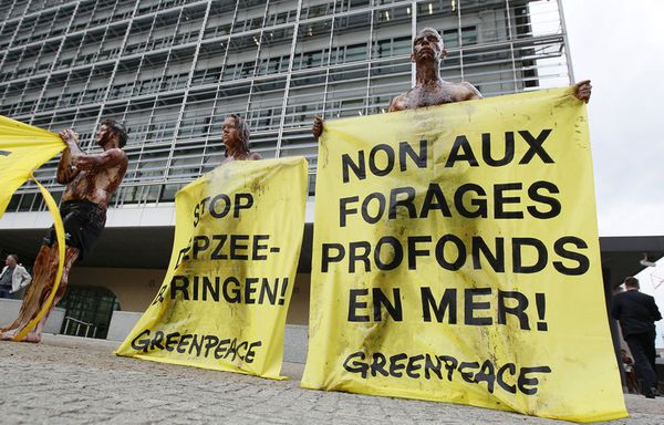 sem57-Z5-Greenpeace-maree-noire-Bruxelles.jpg