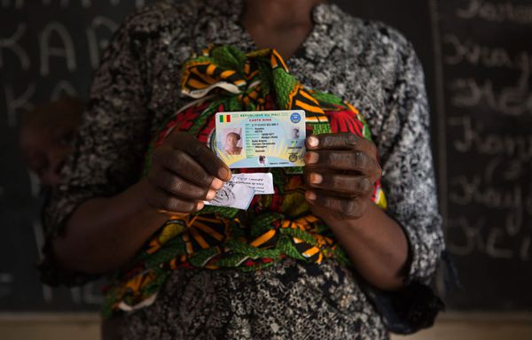 sem13jule-Z14-Carte-d-electeur-au-Mali-elections-presidenti.jpg