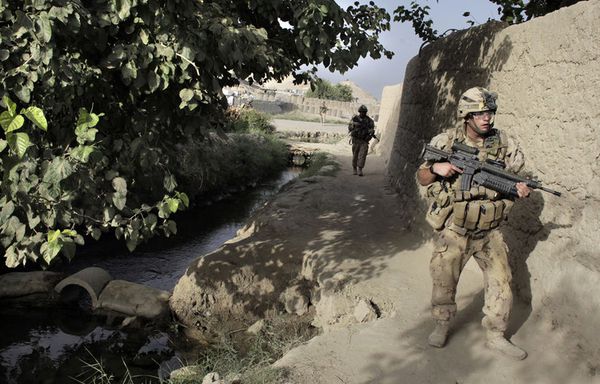 sem64-Z14-afghanistan-soldats-canada-patrouille-village.jpg
