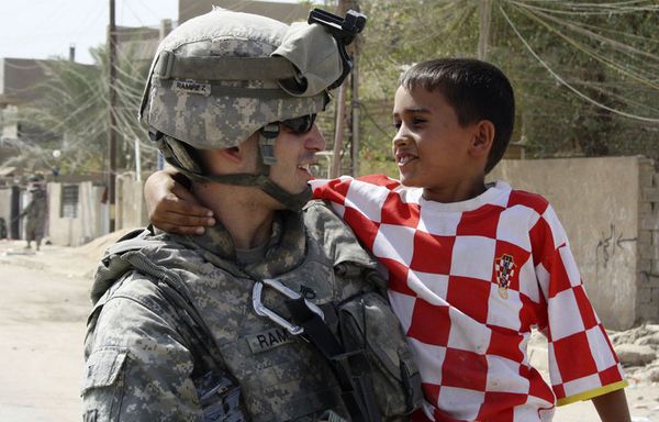sem70-Z8-Soldat-Irak-enfant.jpg