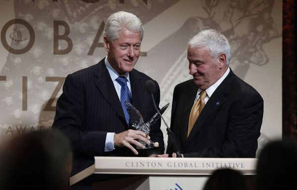 sem77-Z29-Bill-Clinton-citizen-award.jpg