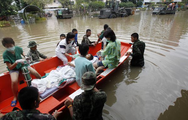 sem84-Z38-inondations-bangkok-thailande-victime-secours.jpg
