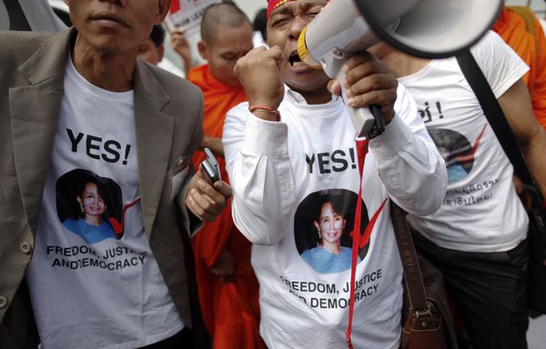 sem89-Z27-Aung-San-Suu-Kyi-manifestation-Bangkok.jpg