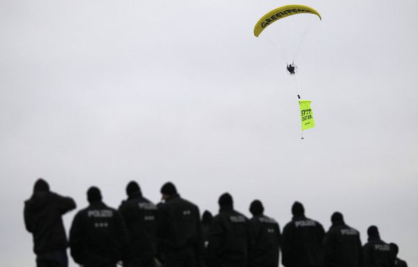 sem90-Z35-Greenpeace-parapente-train-dechets-allemagne.jpg