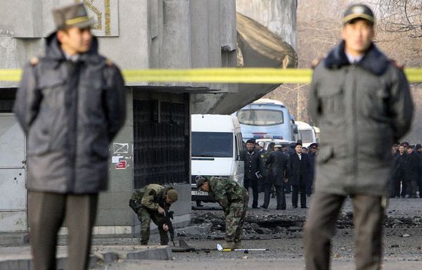 sem96-Z33-Bishkek-Kirghizistan-police-explosion.jpg