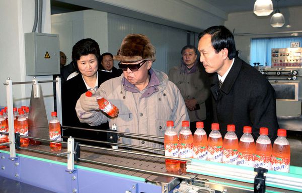 sem100-Z24-Kim-Jung-Il-visite-une-usine.jpg