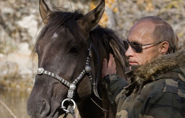 sem103-Z14-Vladimir-Poutine-cheval.jpg