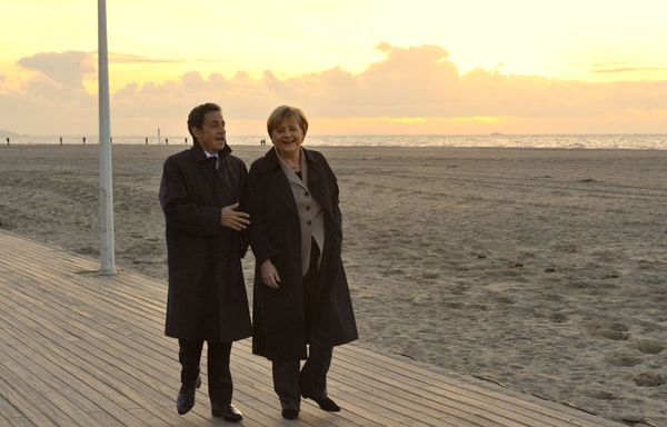 sem84-Z33-Nicolas-Sarkozy-Angela-Merkel-Deauville.jpg