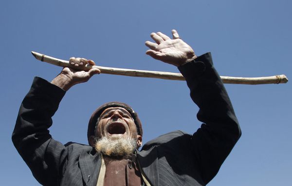 sem11ma-Z15-vieil-homme-protestation-Yemen.jpg