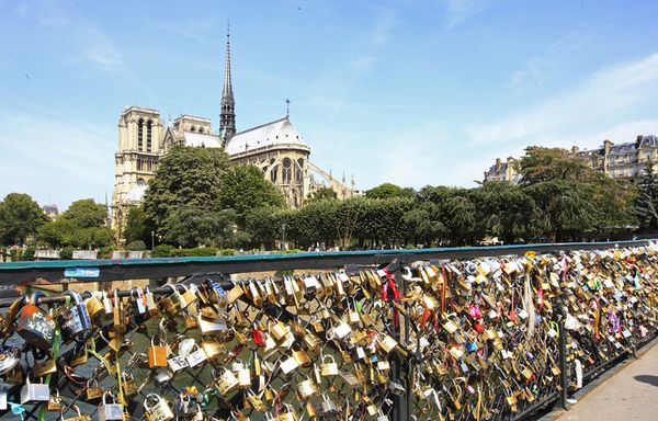 sem11juh-Z27-Cadenas-sur-le-Pont-de-l-Archeveche-Paris.jpg