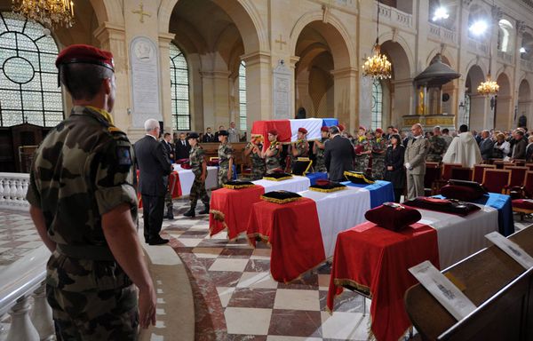 Ceremonie-aux-Invalides-soldats-tues-Afghanistan.jpg