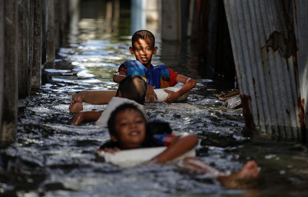 sem11octi-Z10-enfants-jeu-inondations-Bangkok-Thailande.jpg