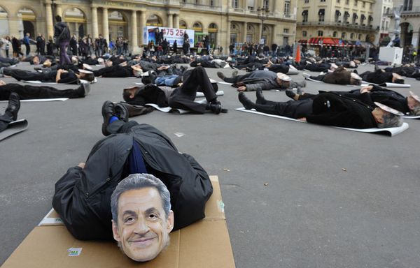 sem11octi-Z19-Manifestation-Palais-Royal-Sarkozy.jpg