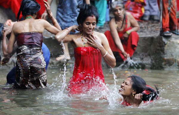 sem11jf-Z3-Des-femmes-hindoues-se-baignent.jpg