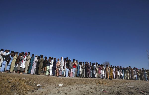 sem11ji-Z19-Des-Pakistanais-attendent-leurs-rations-aliment.jpg