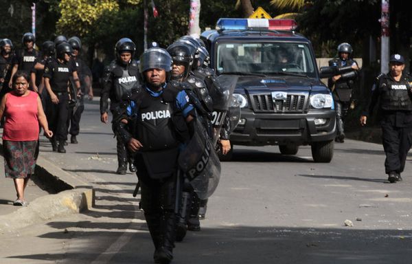 sem11novb-Z35-Nicaragua-partisans-Fabio-Gadea-police.jpg