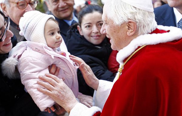 sem25-K-Pape-Benoit-XVI-Rome-enfant.jpg