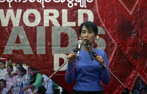 sem11novi-Z8-Aung-San-Suu-Kyi-lutte-contre-le-sida-Birmanie.jpg