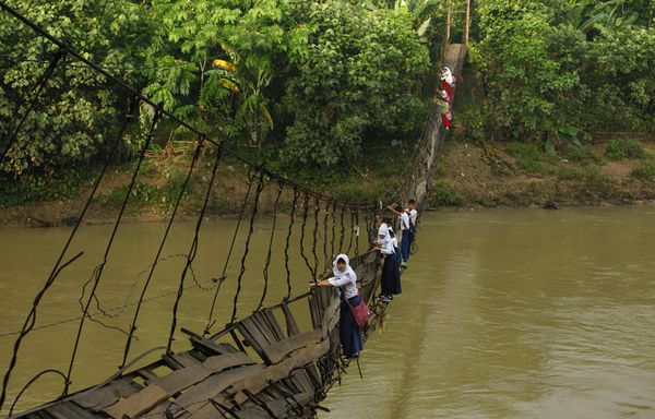 sem12janf-Z32-Ecoliers-indonesiens-pont-suspendu-casse.jpg