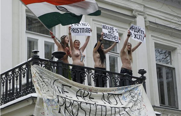 sem12janf-Z7-Femen-ambassade-Inde-Kiev.jpg