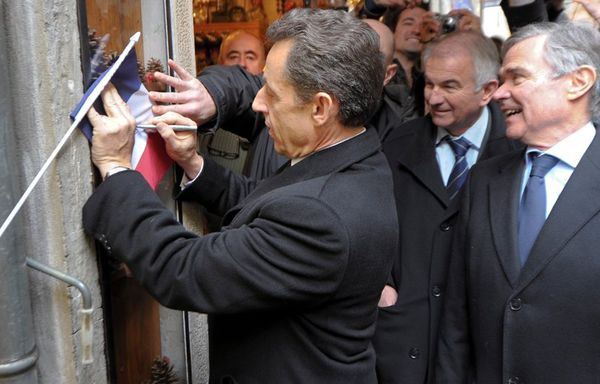 sem12feve-Z22-Nicolas-Sarkozy-signe-un-autographe-a-Annecy.jpg