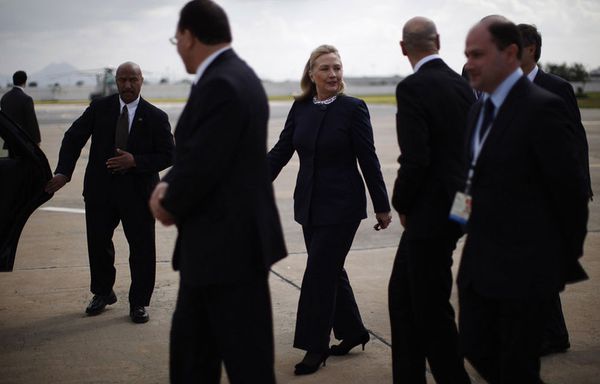 sem12fevg-Z24-Hillary-Clinton-lors-de-son-arrivee-a-Tunis.jpg
