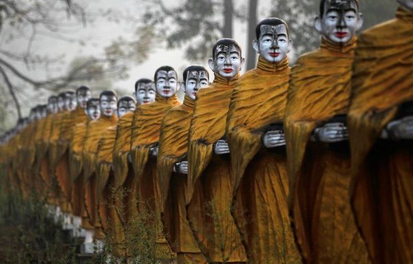 sem12fevg-Z3-Statues-moines-bouddhistes-Thailande.jpg
