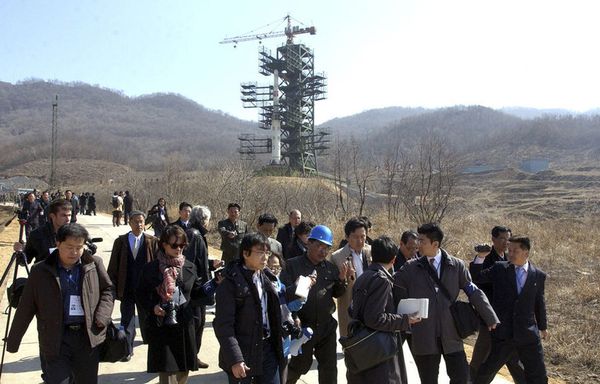 sem12avrb-Z19-Coree-du-Nord-journalistes-fusee-lancement.jpg