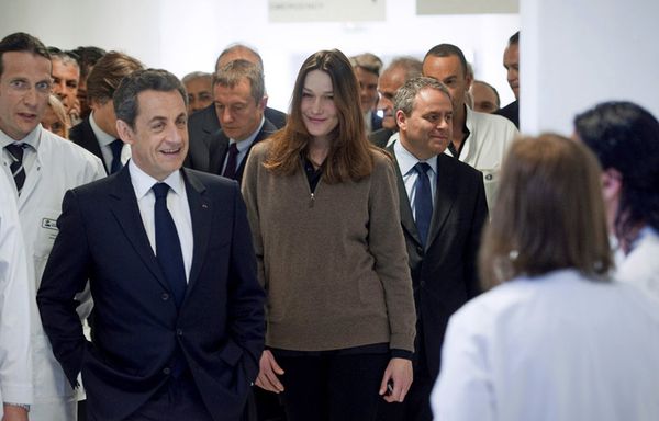 sem12avrb-Z6-Nicolas-Sarkozy-Carla-Bruni-hopital-Frejus.jpg