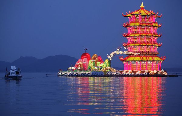 sem12marh-Z9-Lanterne-aquatique-festival-Wuhan-Chine.jpg