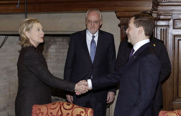 sem26-Z29-Clinton-Medvedev.jpg