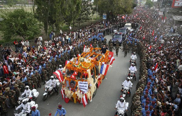 sem27-V-procession-funeraire-nepal-katmandou-Girija-Prasad-.jpg