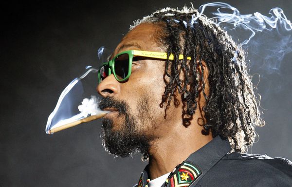 sem12avrd-Z23-Snoop-Dogg-fume-joint-Californie.jpg