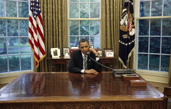 Barack-Obama-a-telephone-a-Monti-Cameron-et-Merkel.jpg