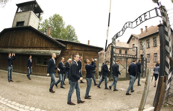 sem12juib-Z10-Auschwitz-l-equipe-neerlandaise-foot-ball-vis.jpg