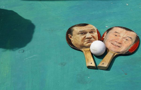 sem12maii-Z11-Ukraine-Viktor-Yanukovych-ping-pong.jpg