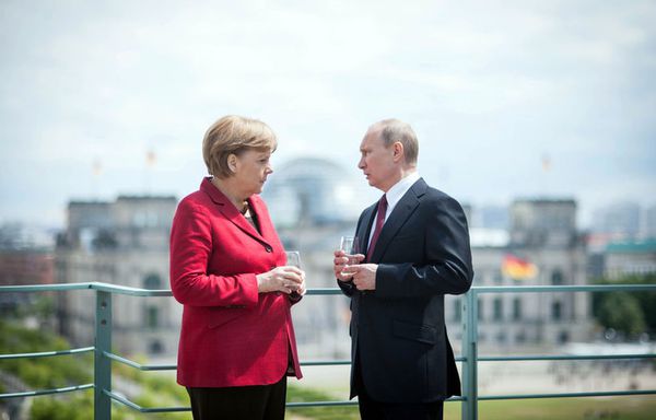 sem12maii-Z24-Vladimir-Poutine-Angela-Merkel-Berlin.jpg