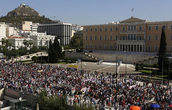 sem12sepi-Z37-Manifestation-devant-le-parlement-grec-Athene.jpg