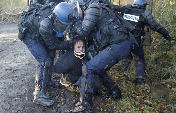 sem12novh-Z31-Violences-a-Notre-Dame-des-Landes.jpg